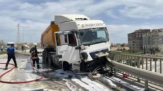 Bariyerleri aşarak ilerleyen kamyon üst geçitten uçmaya ramak kala durdu