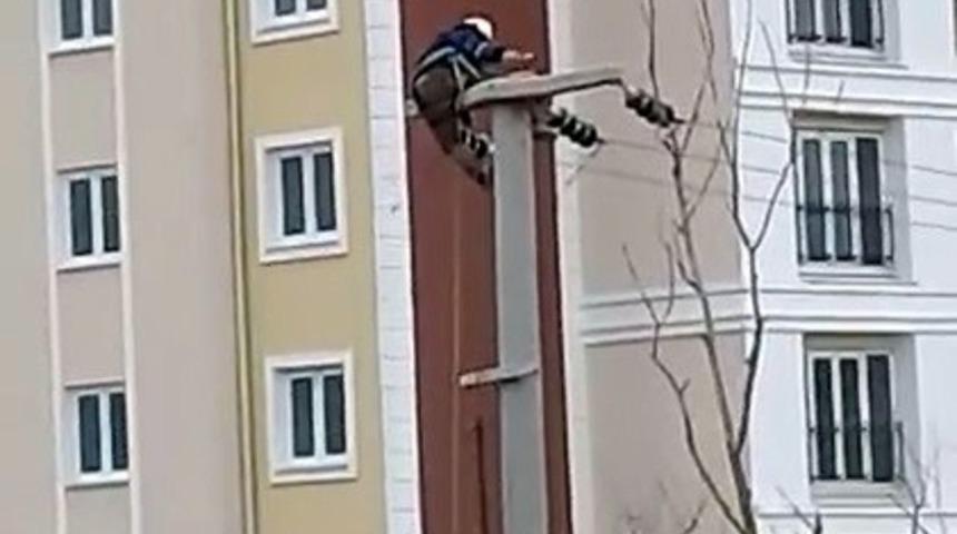 Elektrik iş&ccedil;ileri metrelerce y&uuml;kseklikteki direklerde &ouml;l&uuml;mle dans ettiler