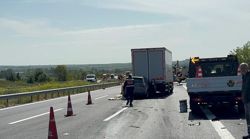 TEM'de cip, kamyona çarptı; 3 yaralı