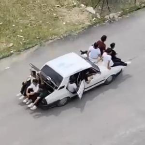 Trafiği riske attılar! Adana'da otomobil bagajında ve kaputunda tehlikeli yolculuk