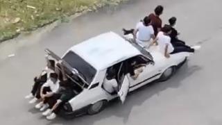 Trafiği riske attılar! Adana'da otomobil bagajında ve kaputunda tehlikeli yolculuk