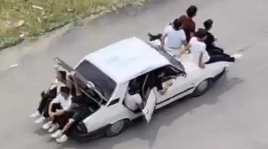 Trafiği riske attılar! Adana'da otomobil bagajında ve kaputunda tehlikeli yolculuk