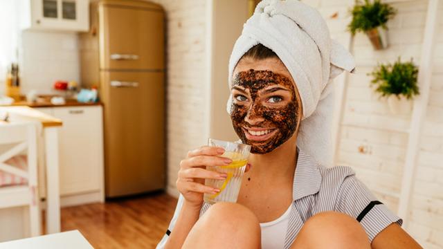 Evde yapabileceğiniz yüz maskesi... Türk kahvesiyle gelen güzellik: Peeling etkisi veren kahve telvesi mucizesi