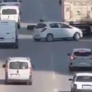Tırın kopan lastik kaplaması, zincirleme kazaya sebep oldu