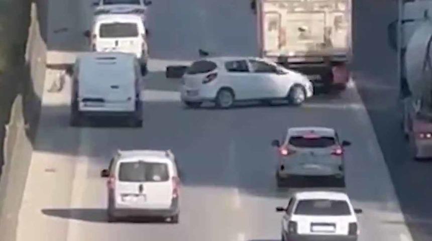 Tırın kopan lastik kaplaması, zincirleme kazaya sebep oldu