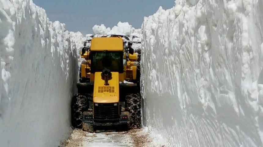 Trabzon'da yayla yolunda karla mücadele çalışması