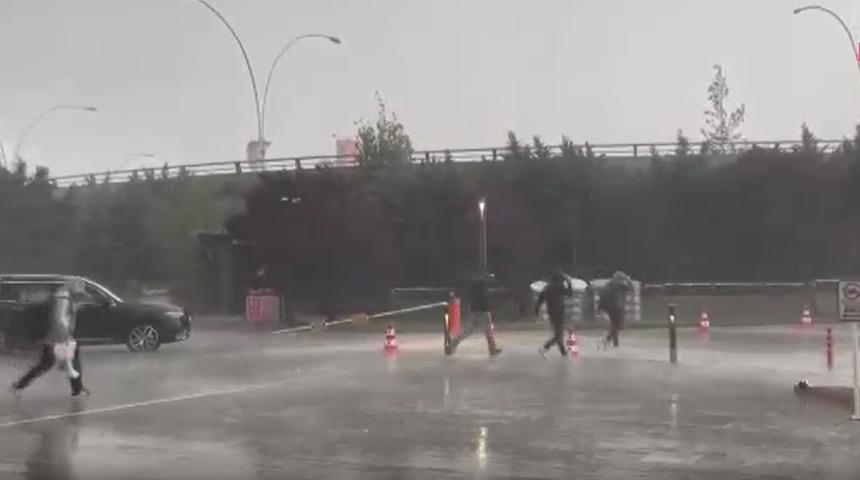 Ankara'da sağanak yağış hayatı olumsuz etkiledi