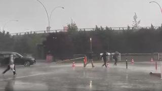 Ankara'da sağanak yağış hayatı olumsuz etkiledi