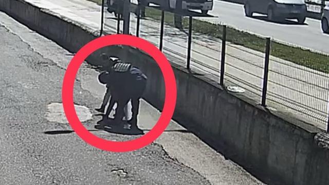 Jandarma, nefes borusuna yiyecek kaçan çocuğu 'Heimlich' manevrasıyla kurtardı