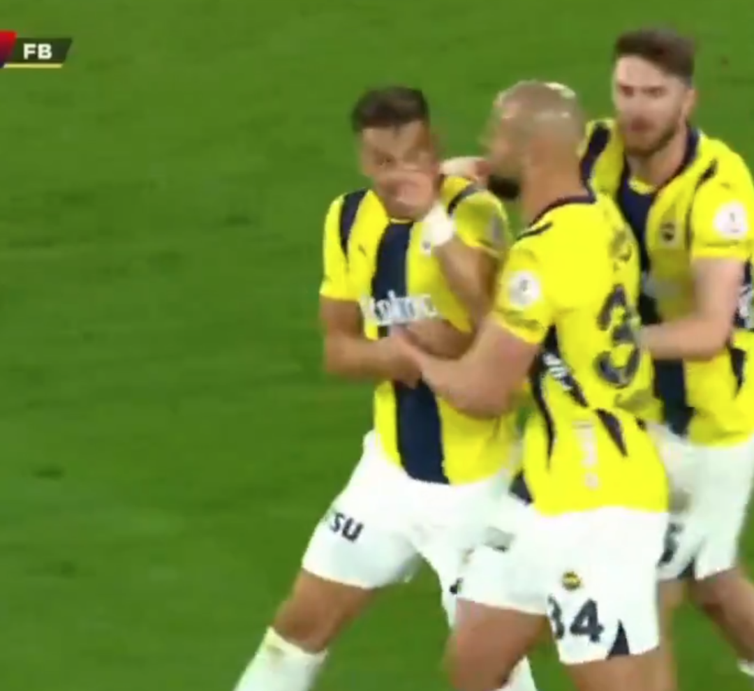 Fenerbah&ccedil;e'de &ccedil;ok konuşulacak olay! Tadic ve Talisca sahanın ortasında birbirine girdi, takım arkadaşları zor sakinleştirdi