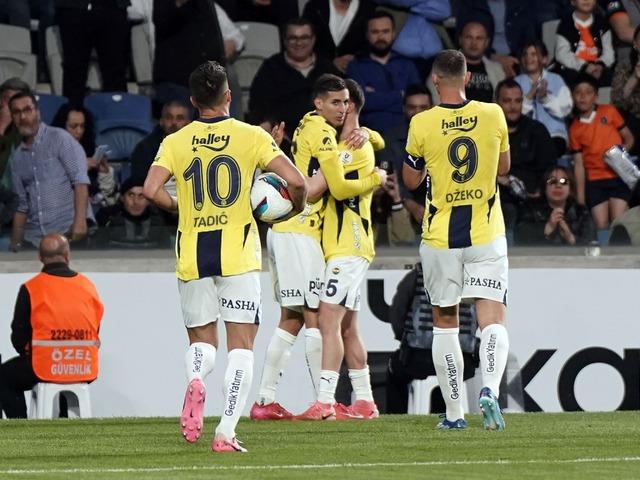 Fenerbahçe farklı kazandı! Sarı-Lacivertliler Başakşehir'i 4-1 mağlup etti, bitime 3 hafta kala Galatasaray ile olan farkı maç fazlasıyla 5'e düşürdü 