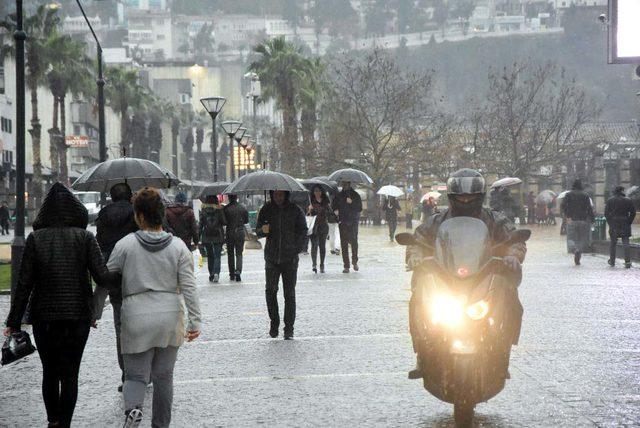 İzmir'de fırtına ve sağanak