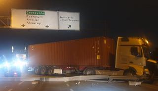Beylikdüzü’nde TIR faciası! Ortalık savaş alanına döndü: 1 ölü, 2 yaralı