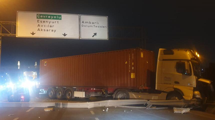 Beylikdüzü’nde TIR faciası! Ortalık savaş alanına döndü: 1 ölü, 2 yaralı