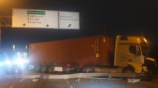 Beylikdüzü’nde TIR faciası! Ortalık savaş alanına döndü: 1 ölü, 2 yaralı