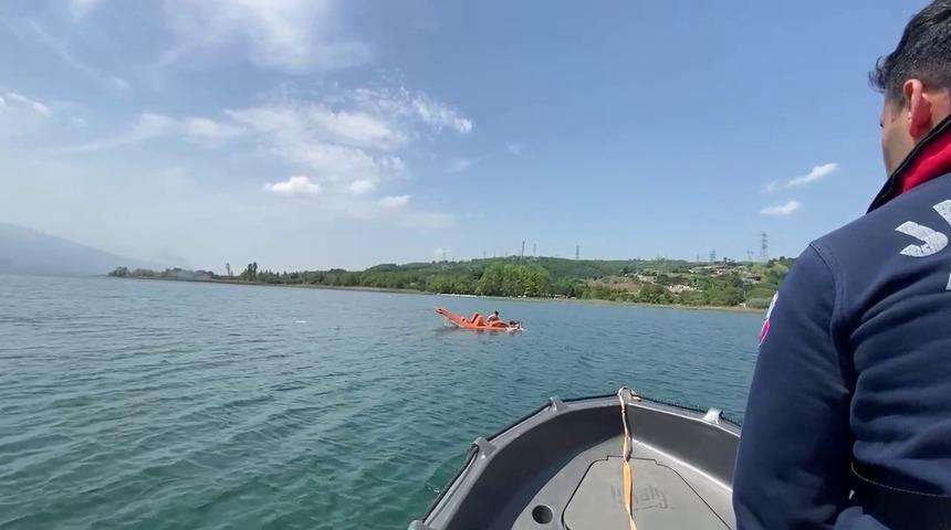 Sapanca Gölü'nde pedallı kanoyla alabora olan 3 kişiyi jandarma kurtardı
