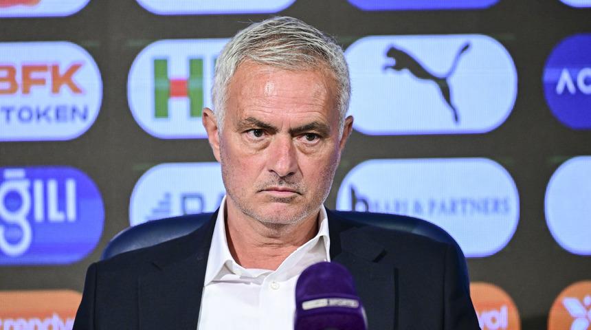 Mourinho'ya "Kalacak mısınız?" diye soruldu... Basın toplantısına damga vurdu
