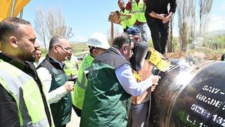 57 bin 700 dekar tarım arazisini sulayacak 191bin 526 metre uzunluğundaki sulama borularına ilk kaynak vuruldu