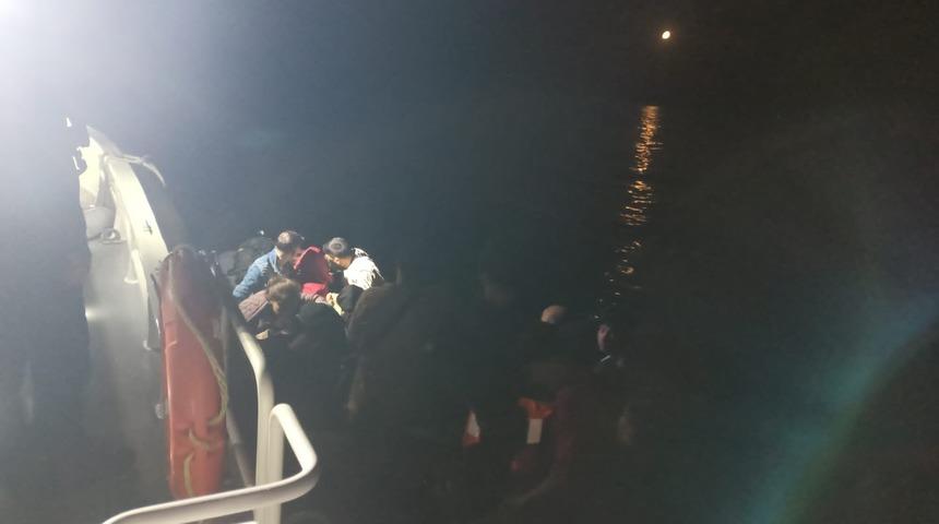 Ayvalık’ta 13’ü çocuk 43 düzensiz göçmen ve yasa dışı yollarla ülkeyi terk etmeye çalışan 2 Türk vatandaşı yakalandı