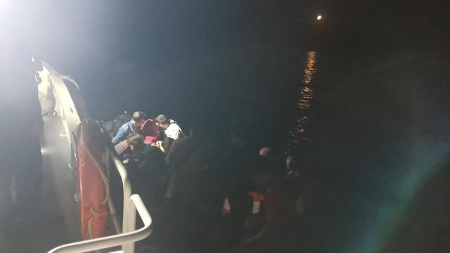 Ayvalık’ta 13’ü çocuk 43 düzensiz göçmen ve yasa dışı yollarla ülkeyi terk etmeye çalışan 2 Türk vatandaşı yakalandı