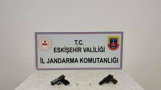 Ruhsatsız tabanca satmaya çalışırken yakalandı