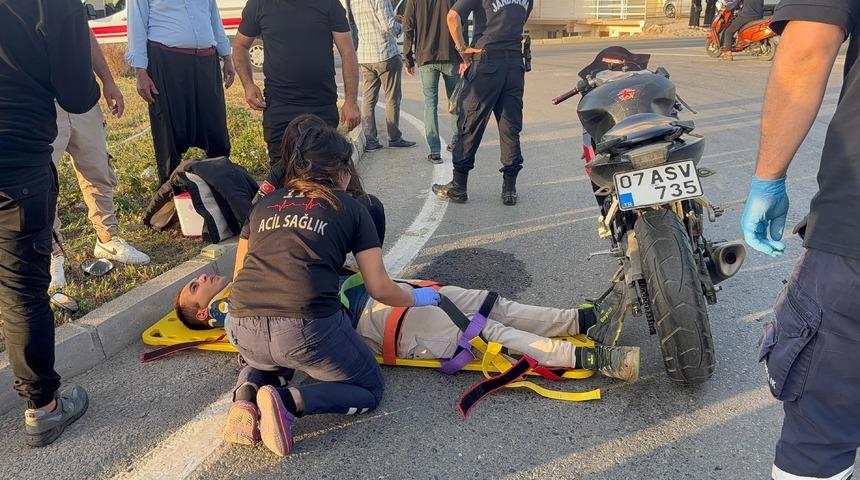 Kamyonetin çarpıp kaçtığı motosikletli yaralandı