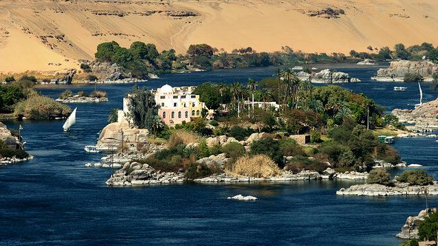 Nil nehri Mısır'da başkent Kahire'nin 920 kilometre güneyindeki Asvan kentinde akarken