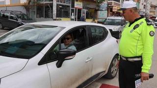 Polislerden hayat kurtaran trafik bilgilendirmesi