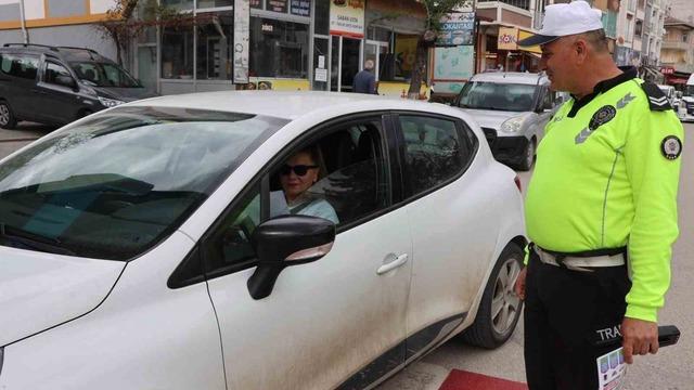 Polislerden hayat kurtaran trafik bilgilendirmesi