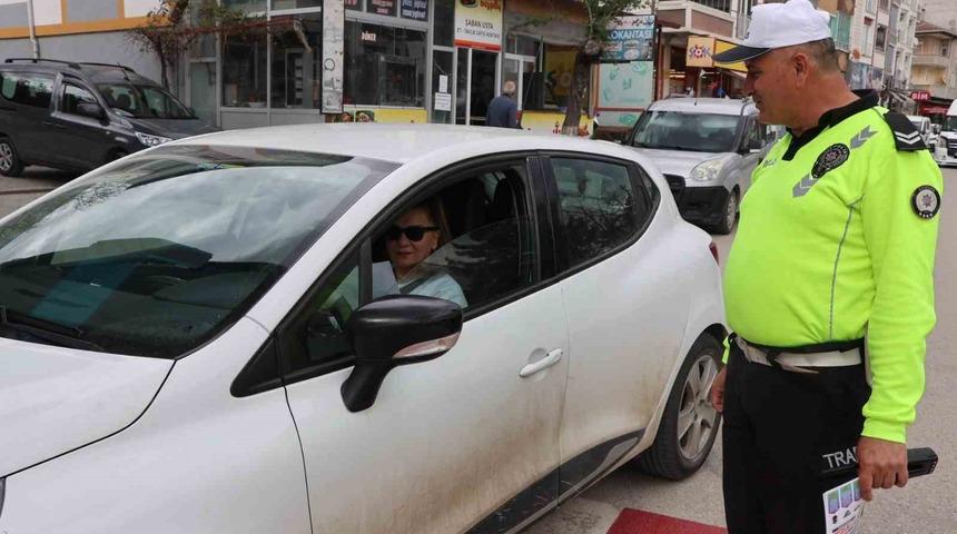 Polislerden hayat kurtaran trafik bilgilendirmesi