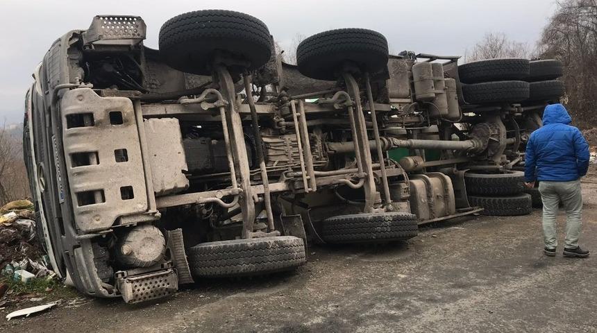 Devrilen beton mikserinin s&uuml;r&uuml;c&uuml;s&uuml; yaralandı