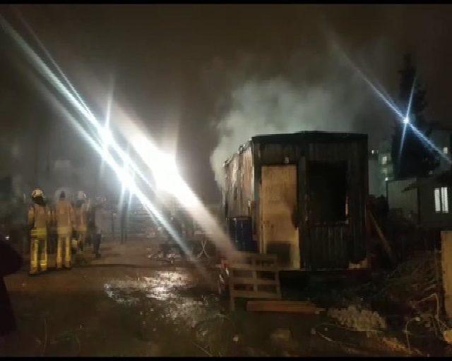Pendik'te minibüs ve konteyner alev alev yandı