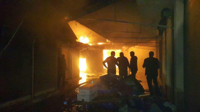 Kadirli'de 150 dükkanın bulunduğu çarşıda yangın