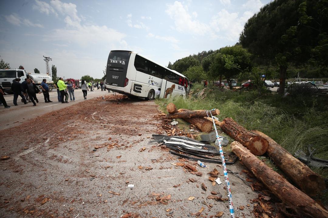 AA-20250510-37905023-37905019-CANAKKALEDE_YOLCU_OTOBUSU_ILE_KAMYON_CARPISTI