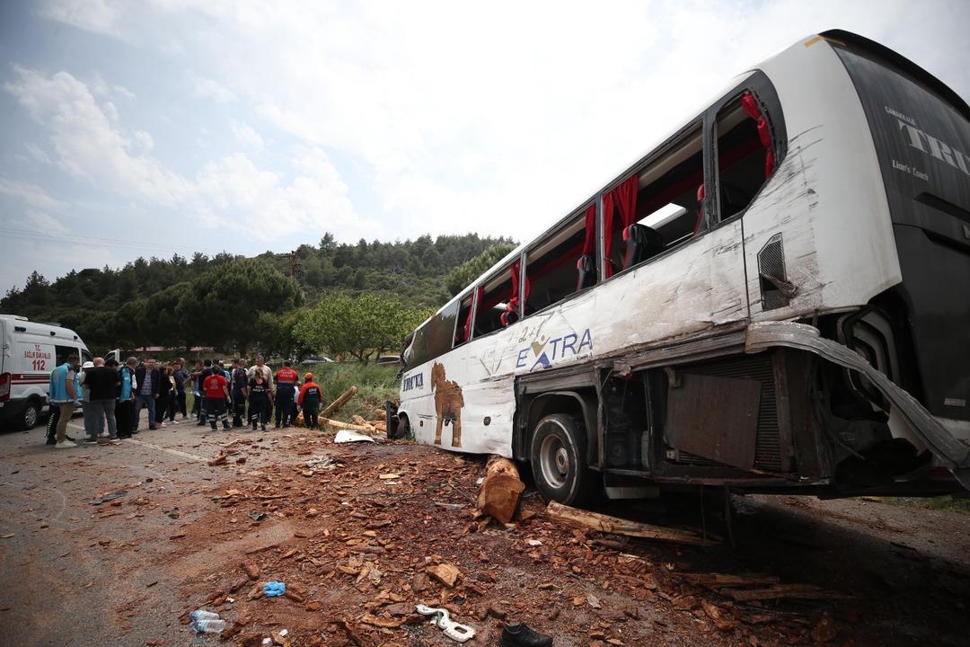 AA-20250510-37905023-37905017-CANAKKALEDE_YOLCU_OTOBUSU_ILE_KAMYON_CARPISTI