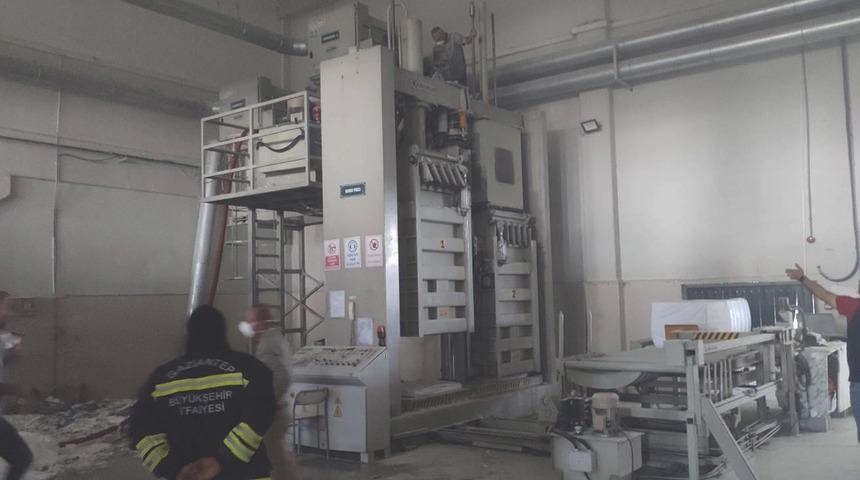 Pamuk fabrikasında yangın; 2 işçi dumandan etkilendi