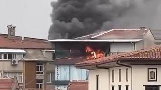 Bursa'da 4 katlı iş merkezinin çatı katında yangın