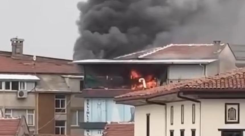 Bursa'da 4 katlı iş merkezinin çatı katında yangın