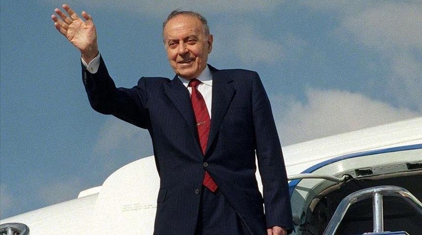 Haydar Aliyev 102. doğum gününde mezarı başında anıldı