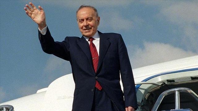 Haydar Aliyev 102. doğum gününde mezarı başında anıldı