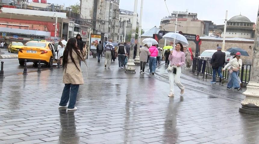 İstanbul-Taksim Meydanı’nda rüzgar ve yağmur zor anlar yaşattı