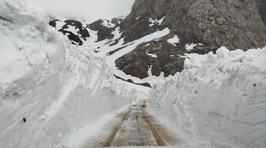 Hakkari'de ekipler karla kaplı üs bölgesi yolunu açmaya çalışıyor