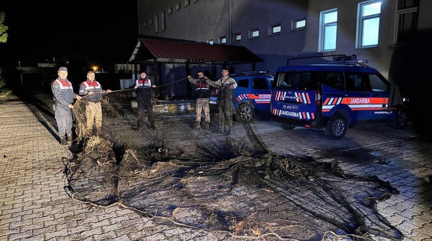 Van’da ele geçirilen 1 ton canlı balık suya bırakıldı