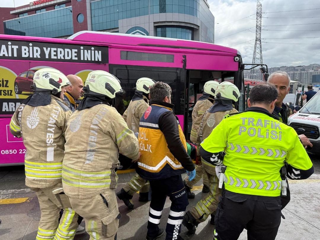 ISTANBUL----BEYLIKDUZUNDE-IKI-METROBUS-_705526_208787