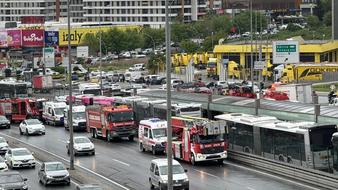 AA-20250510-37906644-37906639-BEYLIKDUZUNDE_DURAKTA_BEKLEYEN_METROBUSE_BASKA_BIR_METROBUS_CARPTI