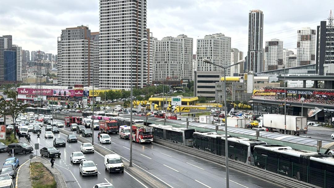 AA-20250510-37906644-37906640-BEYLIKDUZUNDE_DURAKTA_BEKLEYEN_METROBUSE_BASKA_BIR_METROBUS_CARPTI