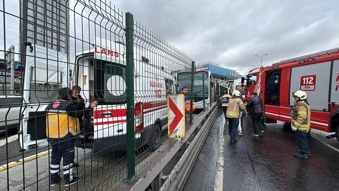 AA-20250510-37906644-37906641-BEYLIKDUZUNDE_DURAKTA_BEKLEYEN_METROBUSE_BASKA_BIR_METROBUS_CARPTI