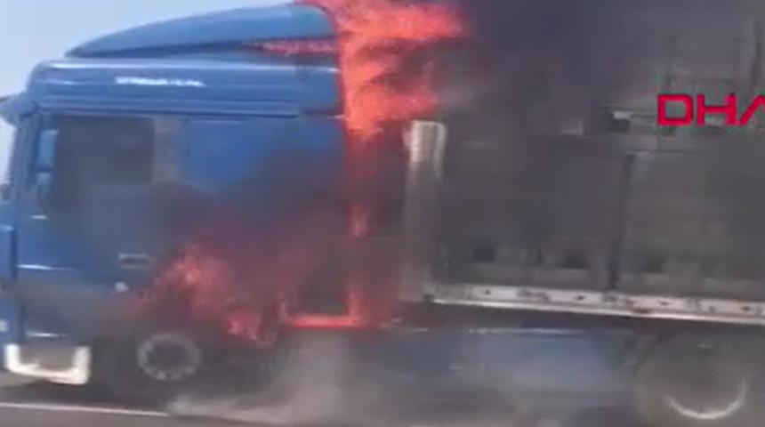 Diyarbakır’da korku dolu anlar! Briket yüklü TIR yandı