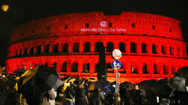 Kolezyum zulüm gören Hristiyanlar için kırmızıya döndü