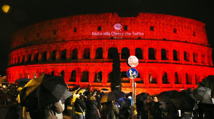 Kolezyum zul&uuml;m g&ouml;ren Hristiyanlar i&ccedil;in kırmızıya d&ouml;nd&uuml;